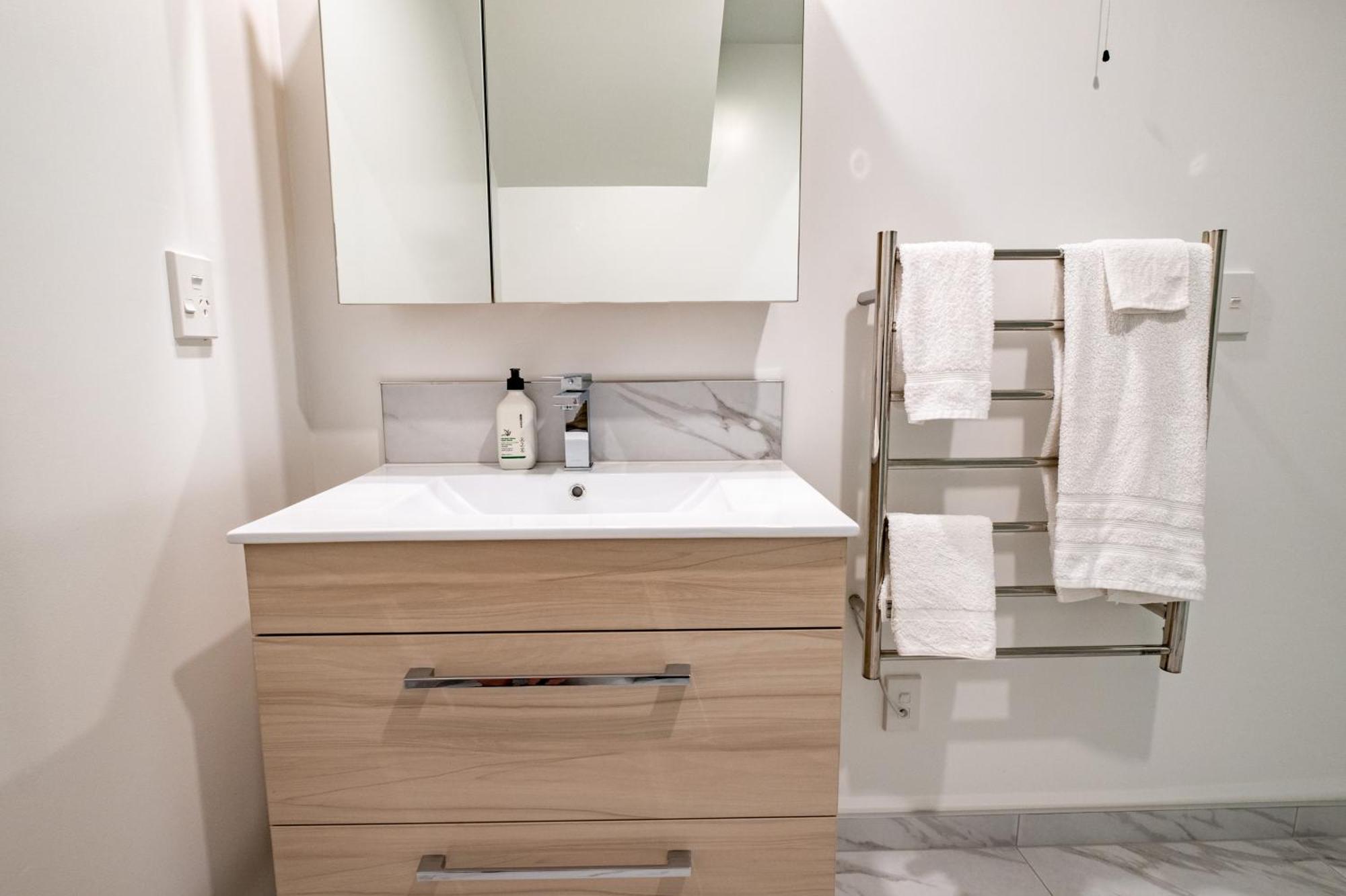 Stunning 3 Bedrooms Sleeps 6 In Cbd Apartment *
